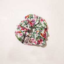 Load image into Gallery viewer, Scrunchie Summer in Style
