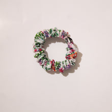 Load image into Gallery viewer, Scrunchie Summer in Style
